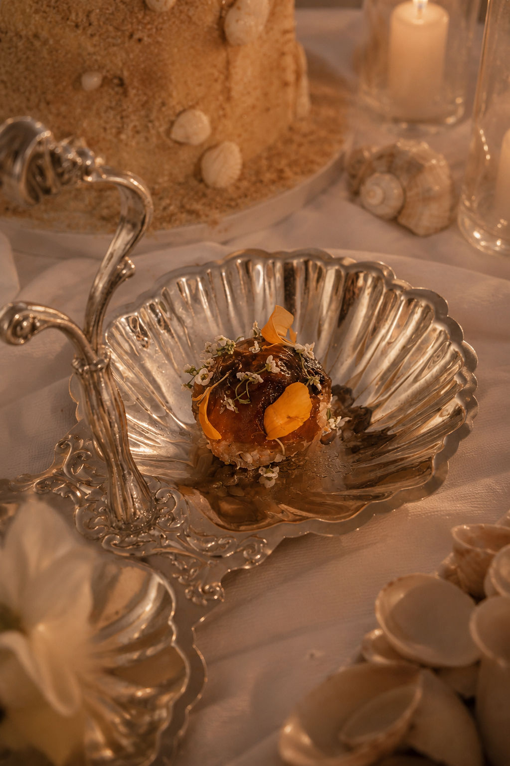 Pièce sucrée dressée en coquillage, ambiance mariage au bord de mer