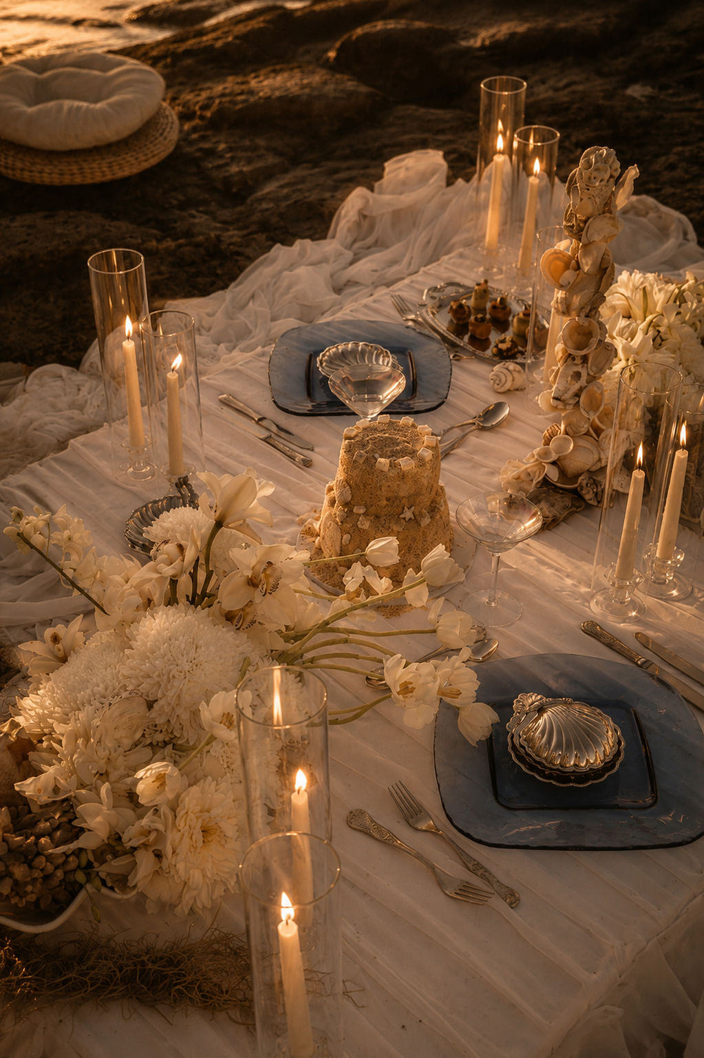 Table de mariage dressée au coucher du soleil, bord de mer