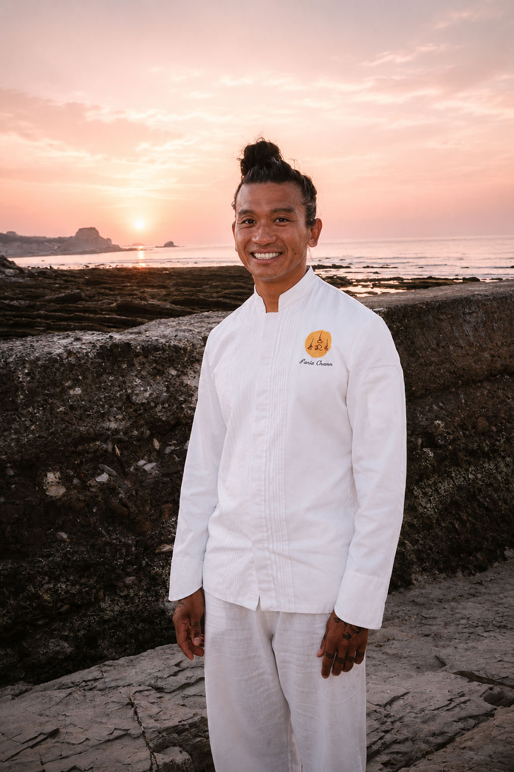 Pania Chann, chef privé, portrait en tenue de chef face à l'océan