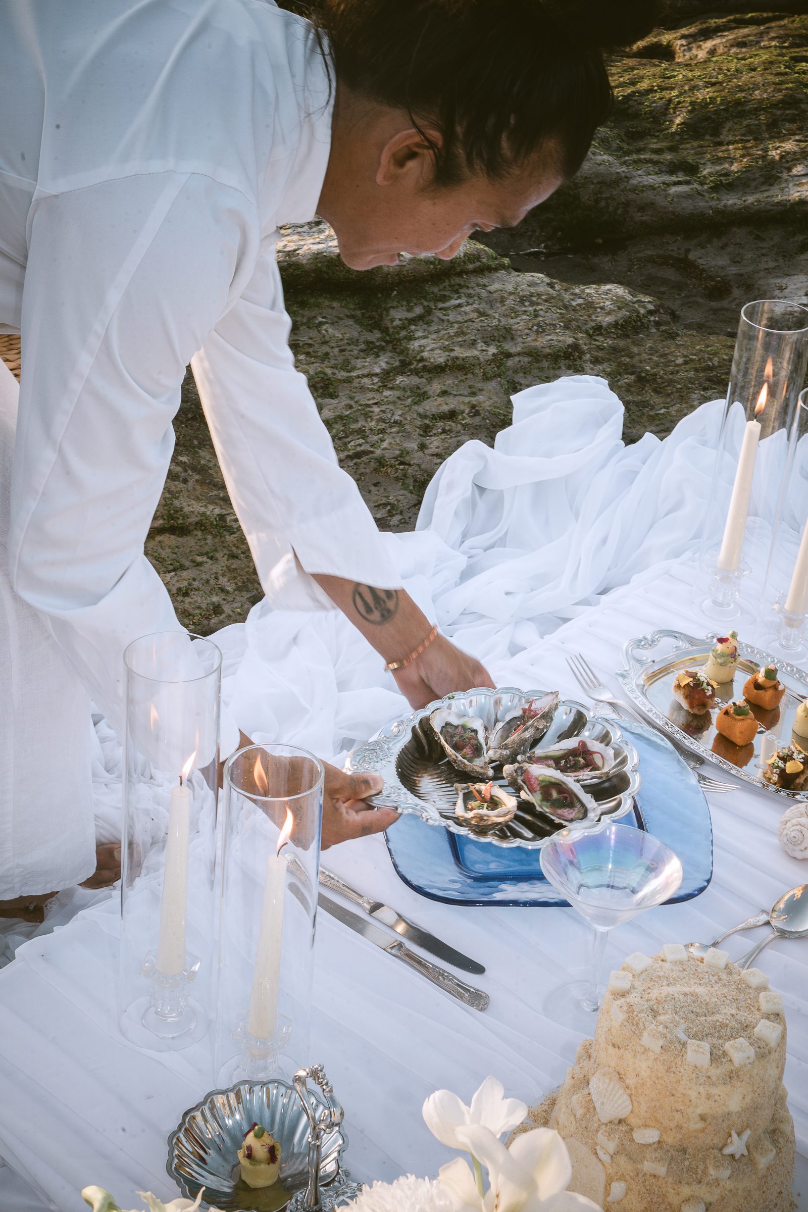 Table dressée pour un mariage face à l'océan, Pays Basque